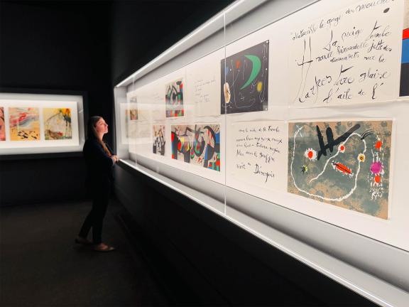 Joan Miró, Le Lézard aux plumes d’or (The Lizard with Golden Feathers) (in situ in “Picasso, Miró, Dalí: Unbound”), published by Louis Broder, printed by Mourlot Frères, Paris, 1971.