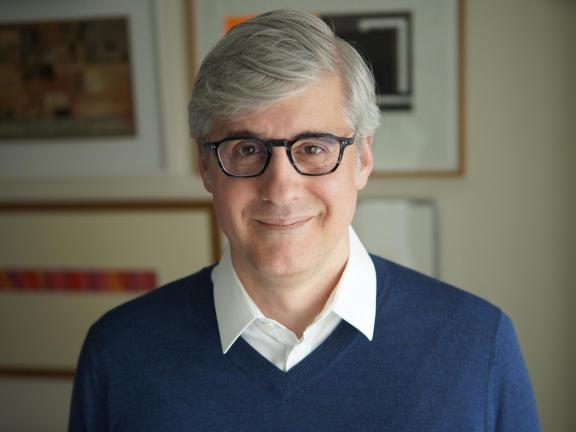 Mo Rocca.